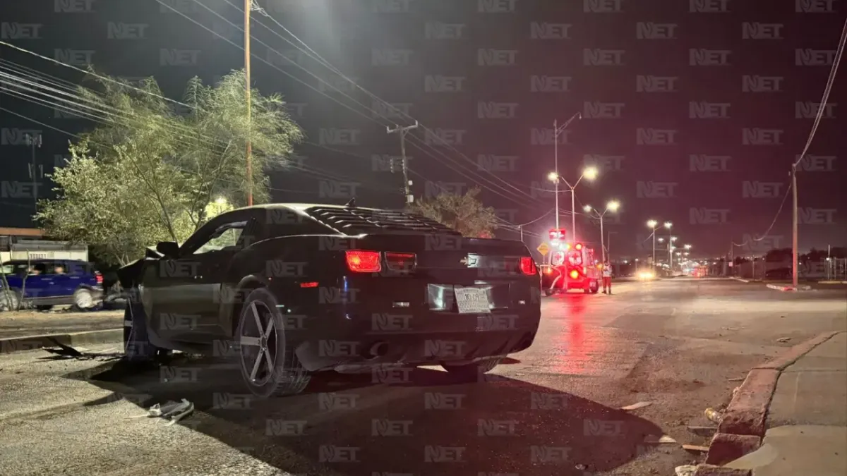 Baja velocidad para pasar tope y Camaro lo impacta de lleno