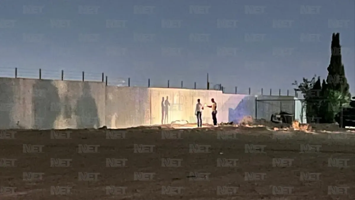 Localizan cuerpo encobijado junto a la barda del aeropuerto de Juárez