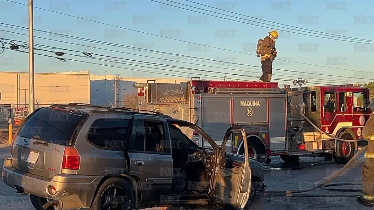 Se les quema camioneta cuando iban rumbo al trabajo