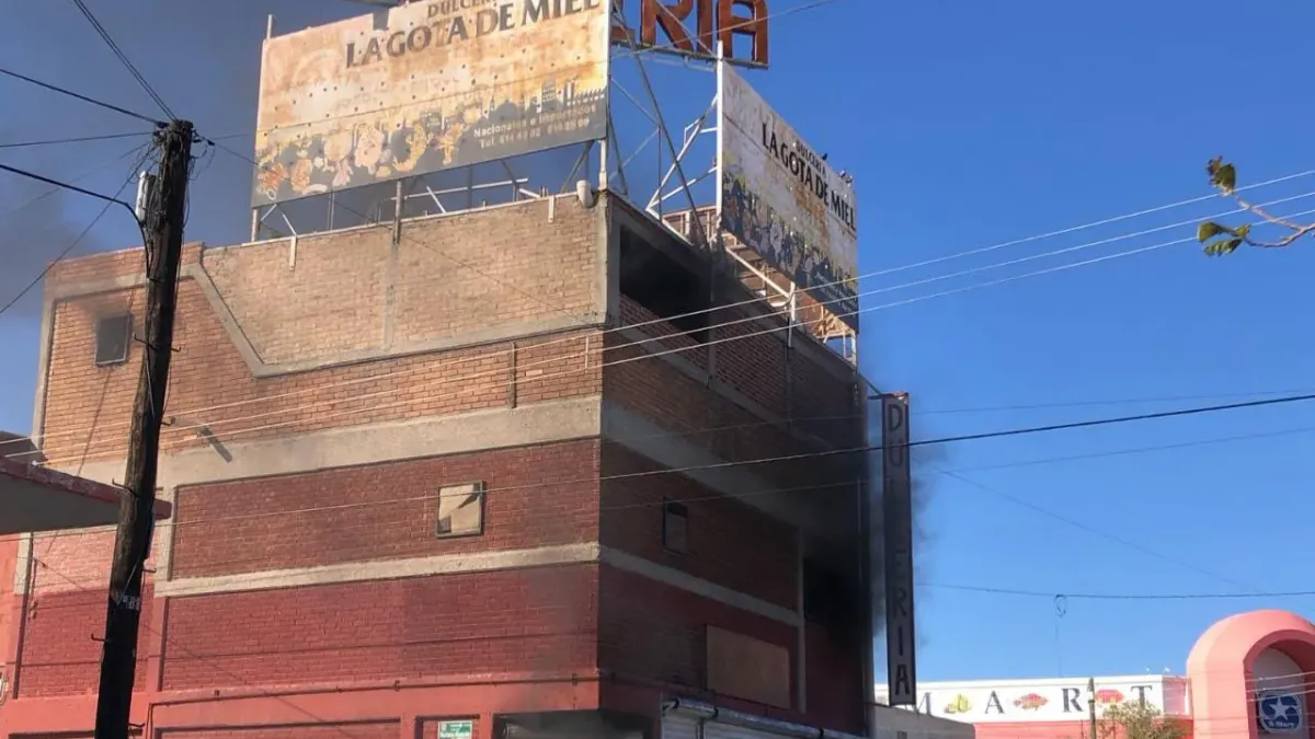 Sofocan bomberos incendio en edificio abandonado en el Centro