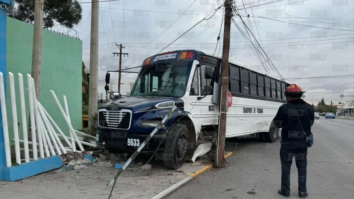 Rutero se pasa luz roja, choca y destroza barda de guardería