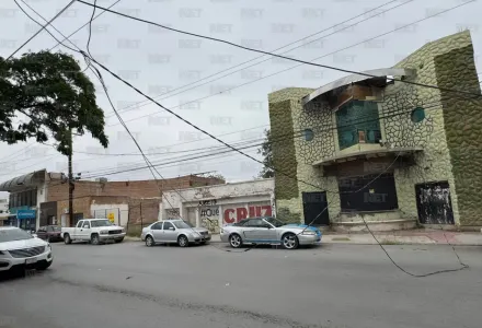 Derriba tráiler cables y bloquea el paso en la Vicente Guerrero