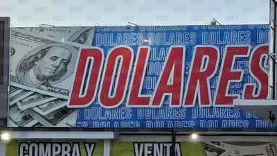 Dólar baja 20 centavos frente al peso este jueves