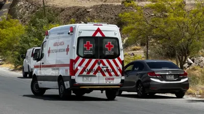 Vuelca camioneta con familia a bordo; mujer resulta lesionada