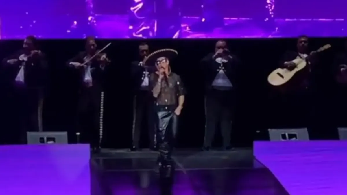 Lenny Tavárez canta con mariachi en concierto en Guadalajara