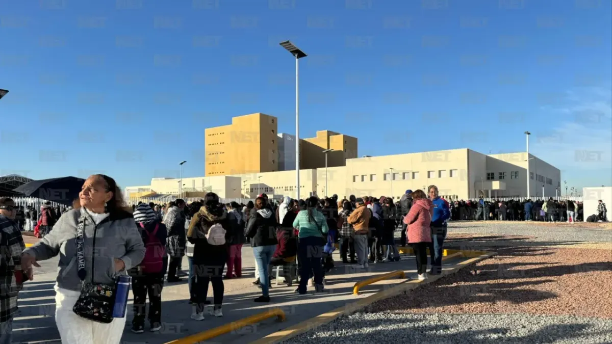 Llegan cientos de personas a inauguración del nuevo hospital en Juárez
