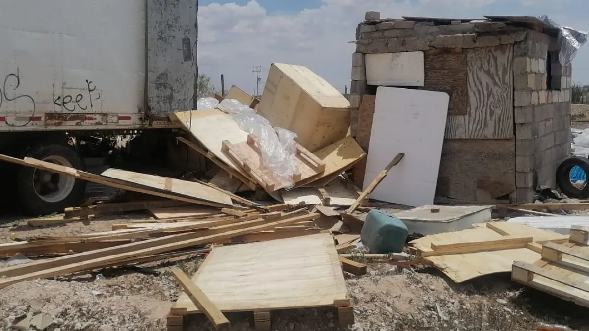 Trailero tiraba basura en baldío y lo arrestan