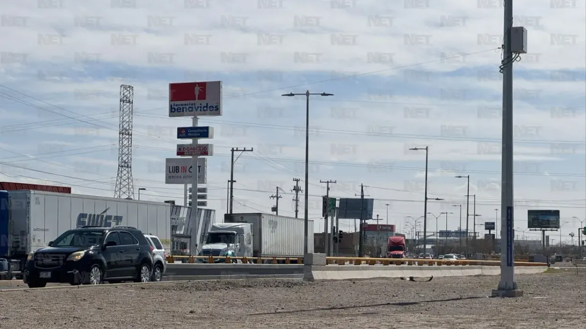 Largas filas de tráileres en el puente Zaragoza-Ysleta