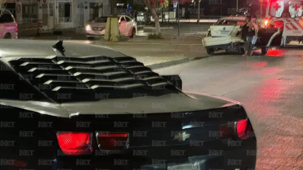 Baja velocidad para pasar tope y Camaro lo impacta de lleno