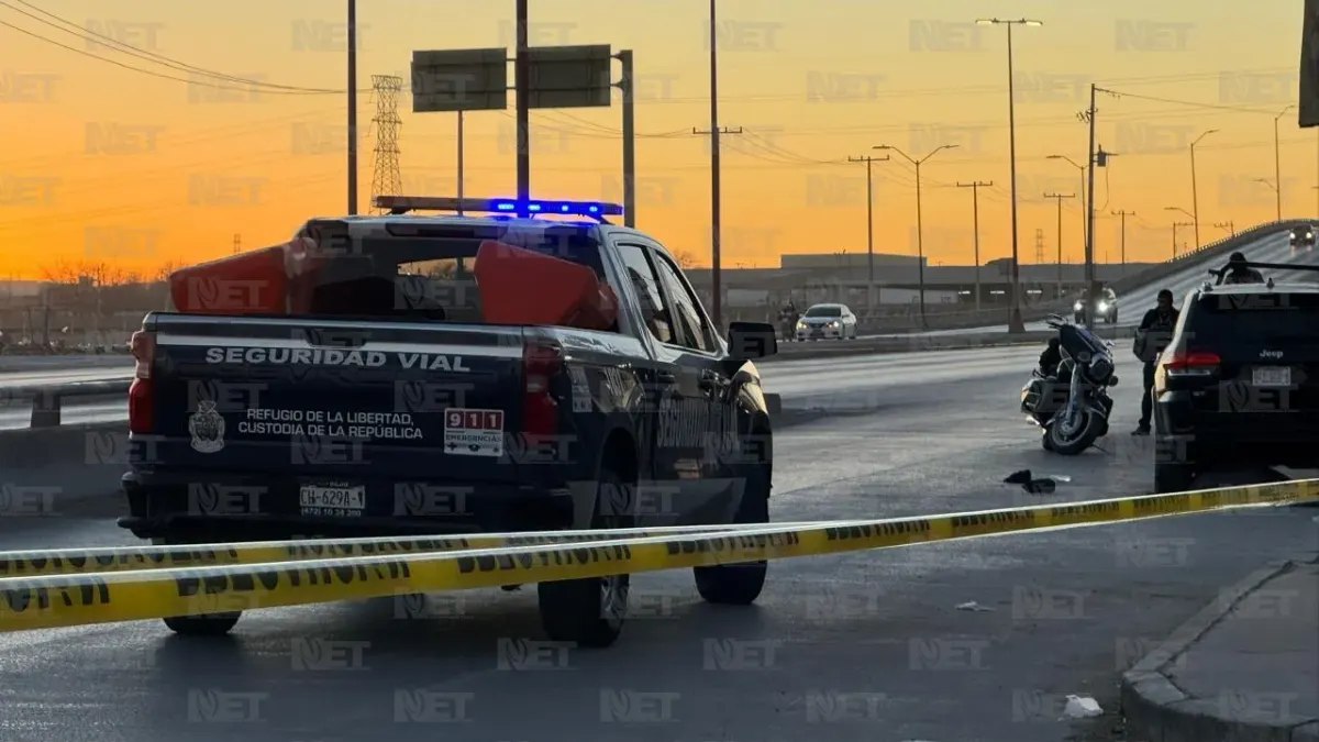 Mujer muere tras caída de moto durante accidente