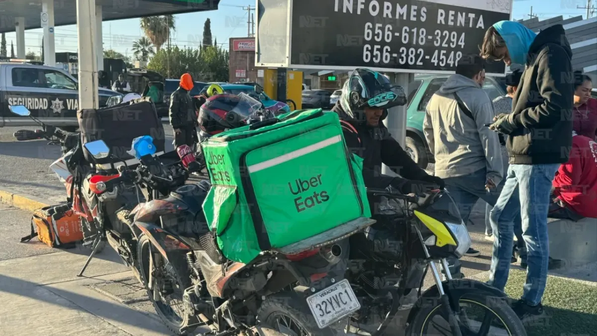 Juárez: Cambia de carril y derriba a repartidor de comida