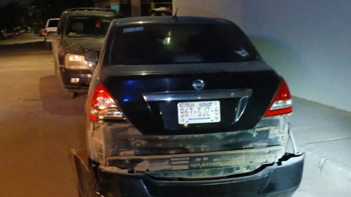 Choca contra vehículos estacionados y huye