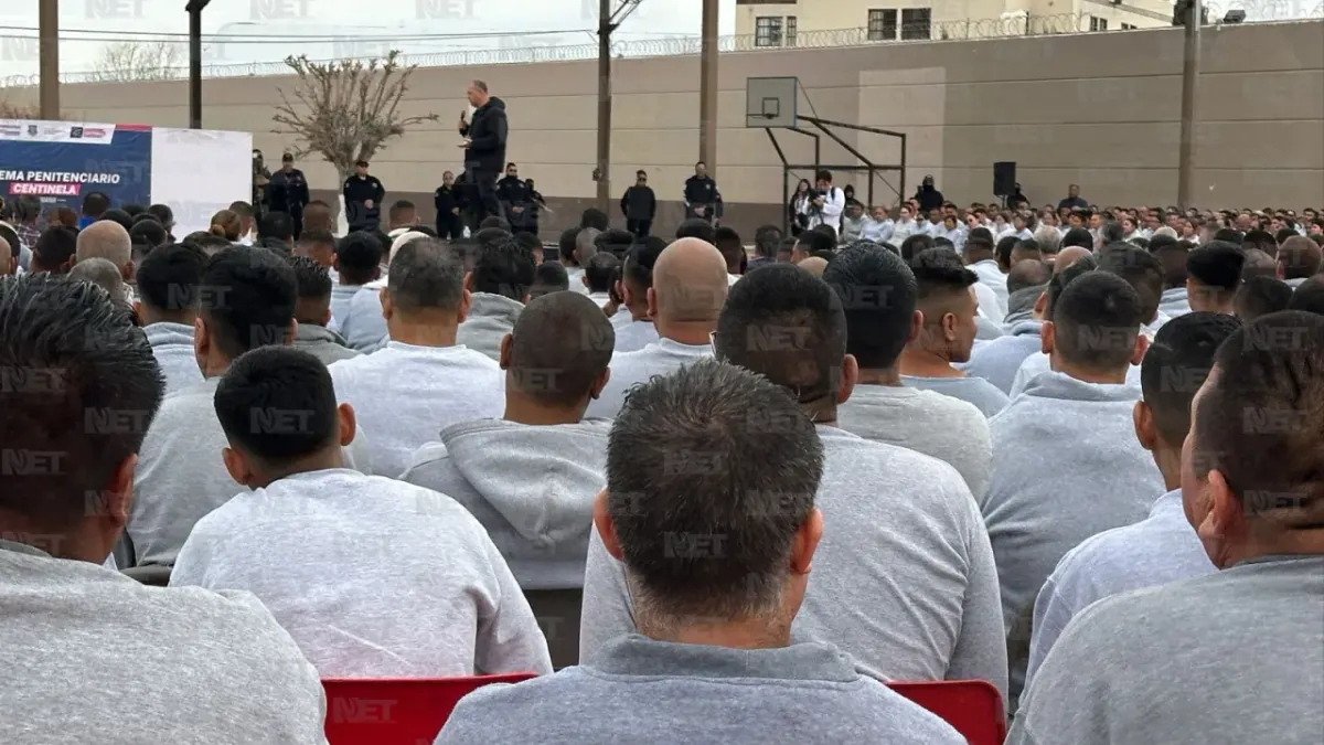 Hijo de Pablo Escobar da conferencia a reos del Cereso Estatal 3