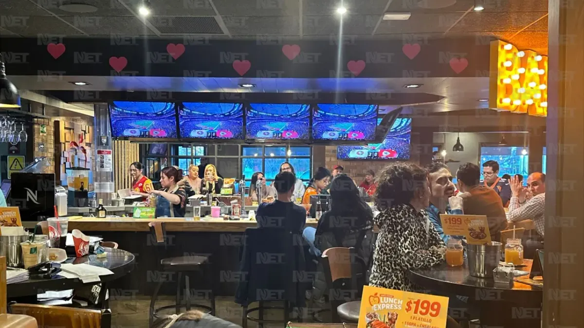 Juarenses disfrutan en bares el Super Bowl LVIII