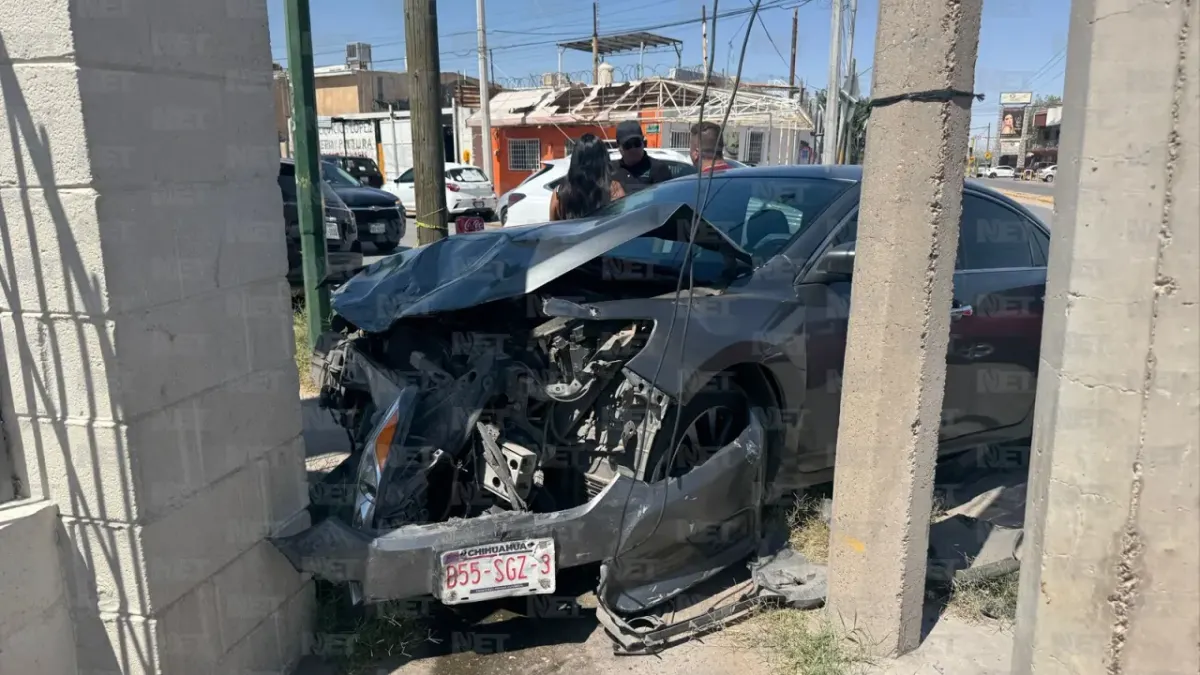 Impacta auto donde viajaba familia; papá llevaba a su bebe en los brazos
