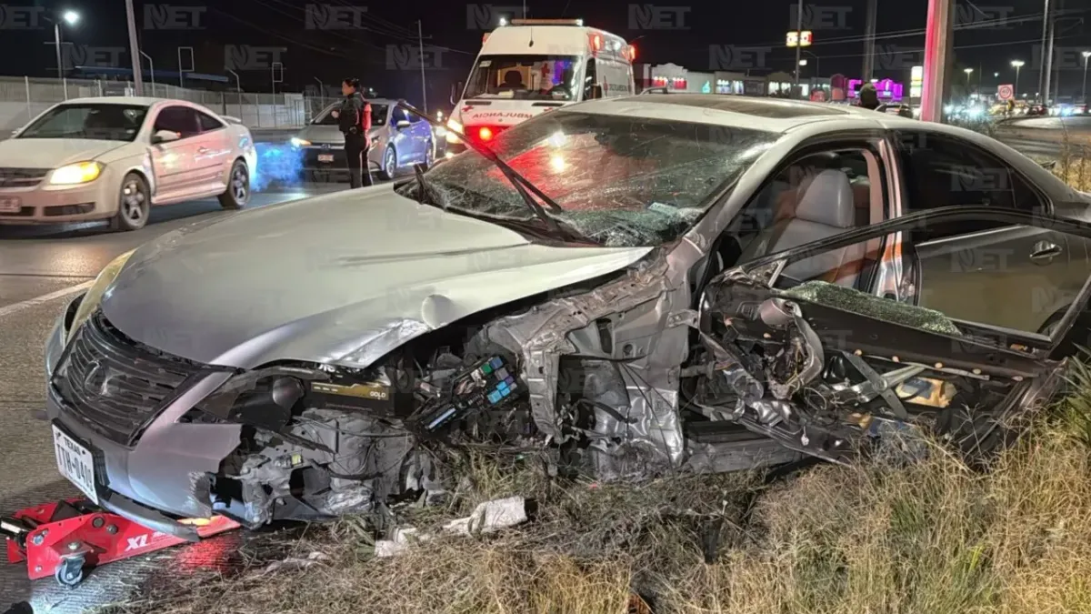 Pierde el control de su Lexus e impacta poste