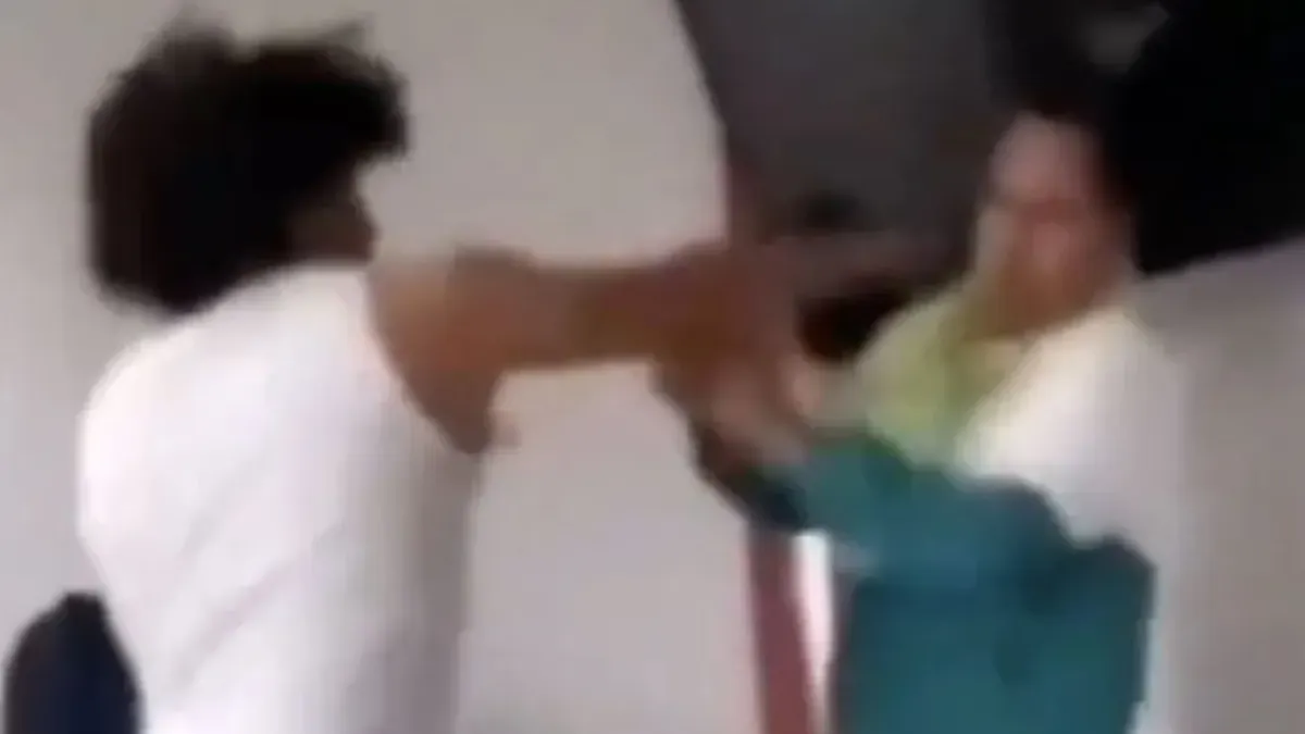 Video: 'Vuélvete a burlar de mí'; alumno golpea a profesor en Hidalgo