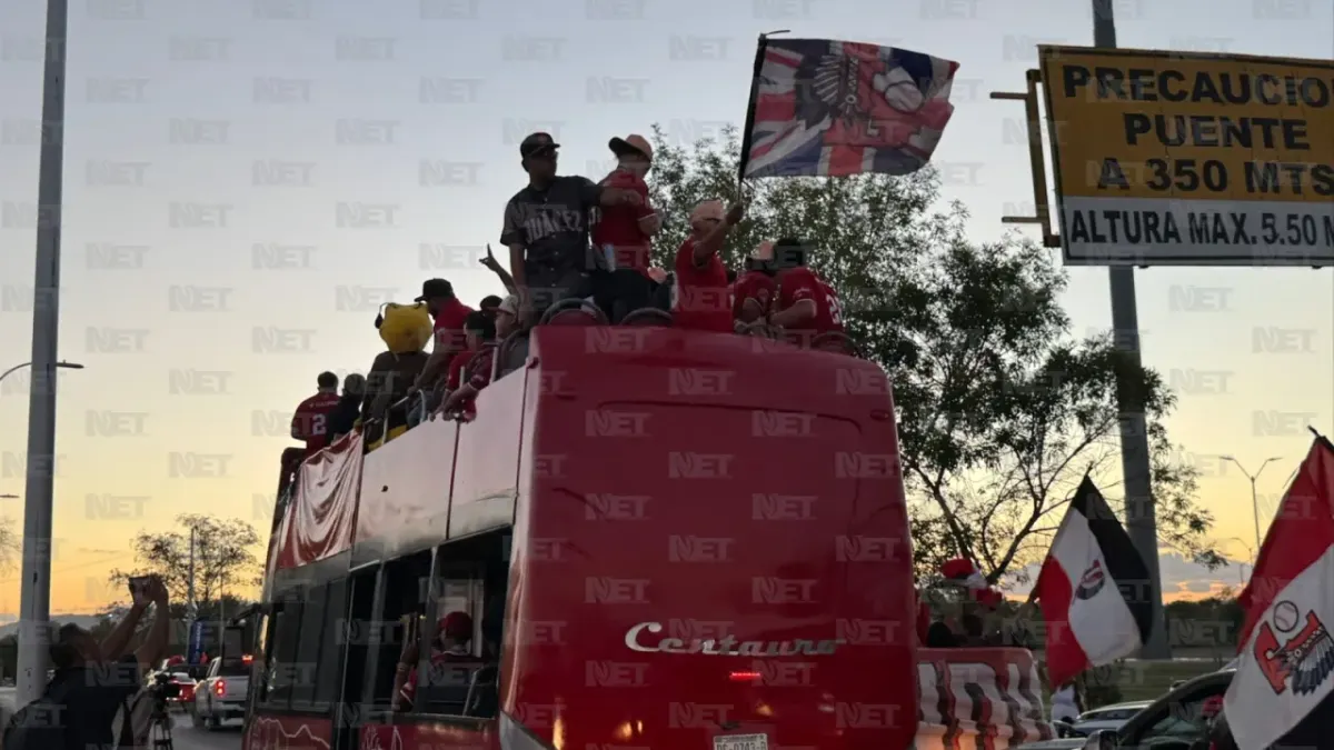 Sale caravana por campeonato de los Indios rumbo al estadio
