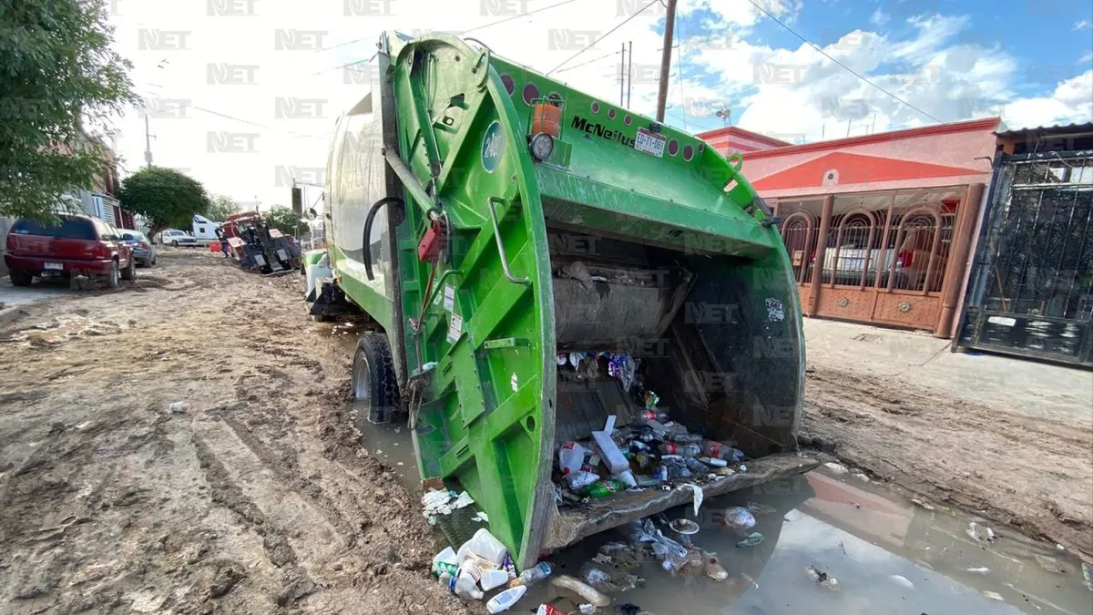 Se atascan camión de basura y grúa en Jardines del Aeropuerto