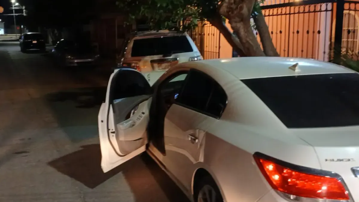 Choca contra vehículos estacionados y huye
