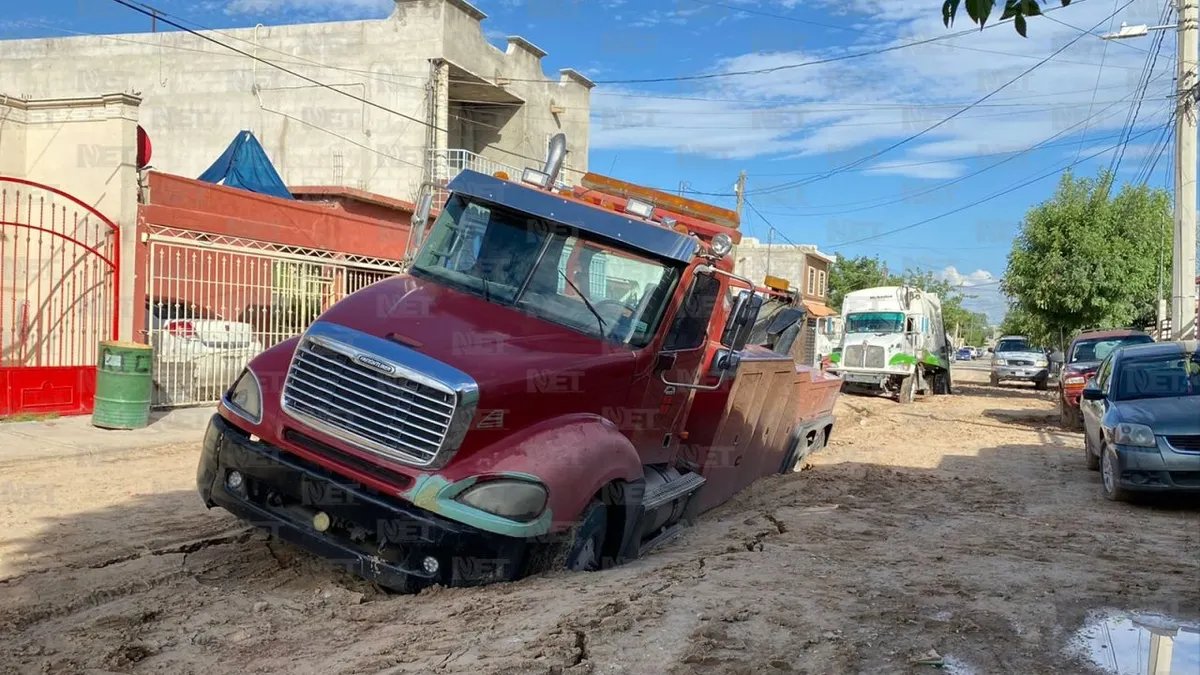 Se atascan camión de basura y grúa en Jardines del Aeropuerto