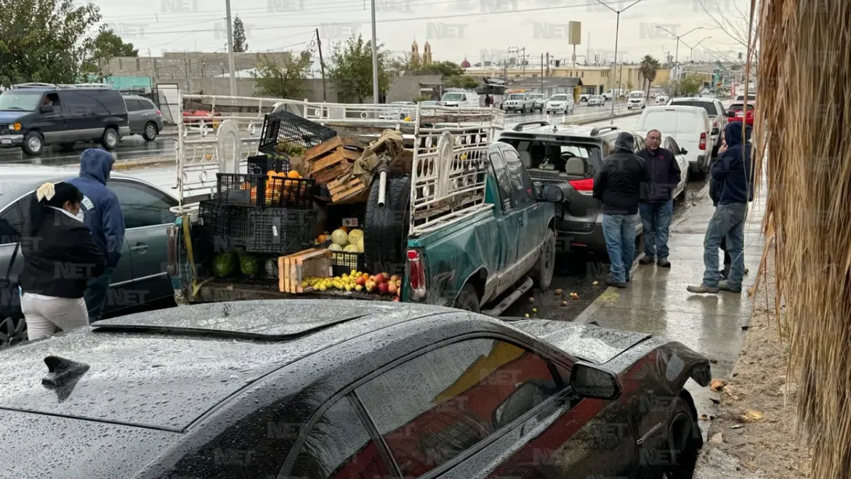 Choca su Camaro contra autos estacionados al ir a exceso de velocidad