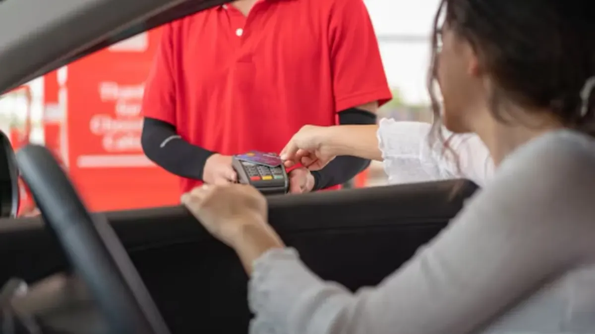 Bajarán comisiones al pagar combustible con tarjeta