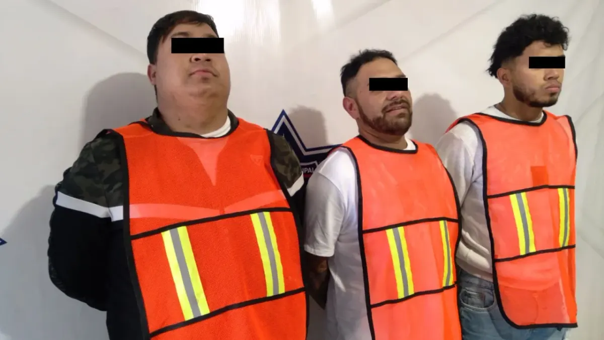 Arrestan a 3 hombres con fusil de asalto