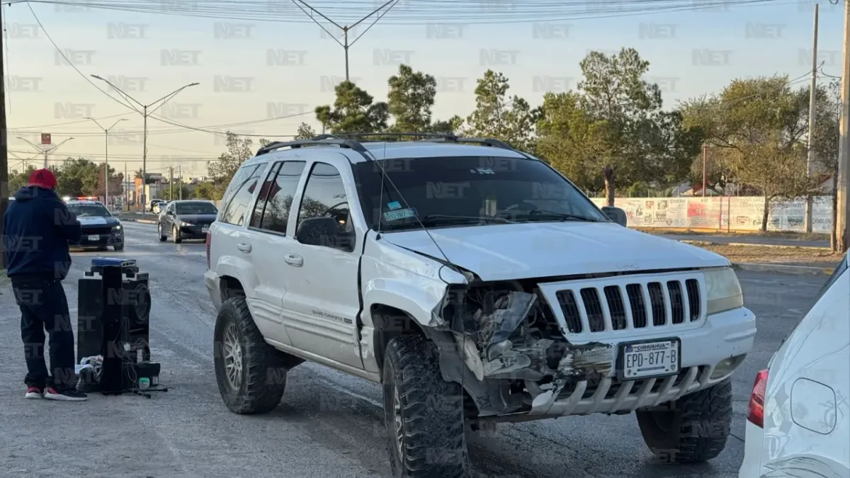 Cherokee derriba poste y choca contra Golf en la Pérez Serna