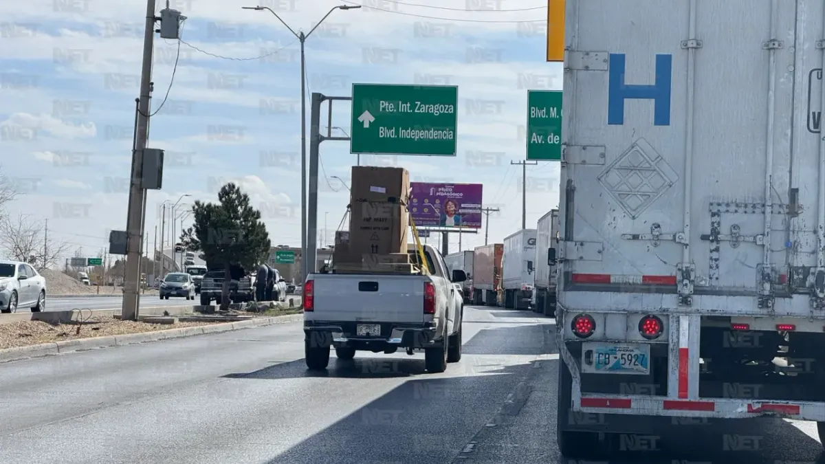 Largas filas de tráileres en el puente Zaragoza-Ysleta