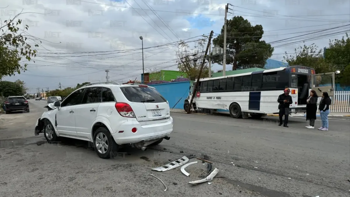 Rutero se pasa luz roja, choca y destroza barda de guardería