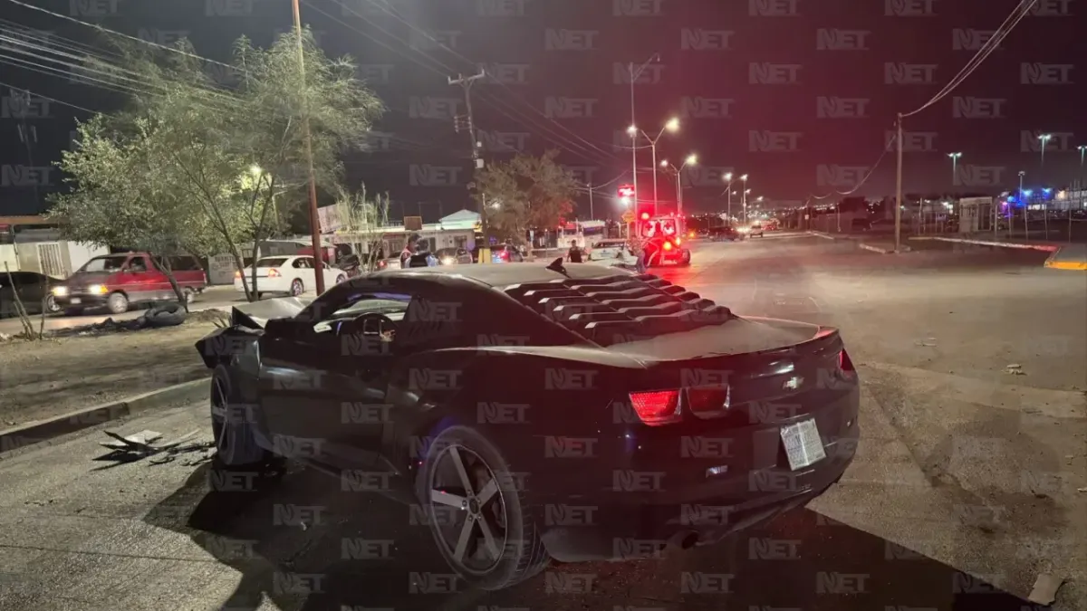 Baja velocidad para pasar tope y Camaro lo impacta de lleno